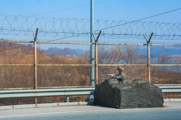 در اتفاقی بسیار نادر، یک مرد اهل کره جنوبی با عبور از مرز، به کره شمالی گریخته است، جایی که کیم جونگ اون مردم خودش را نیز شکنجه