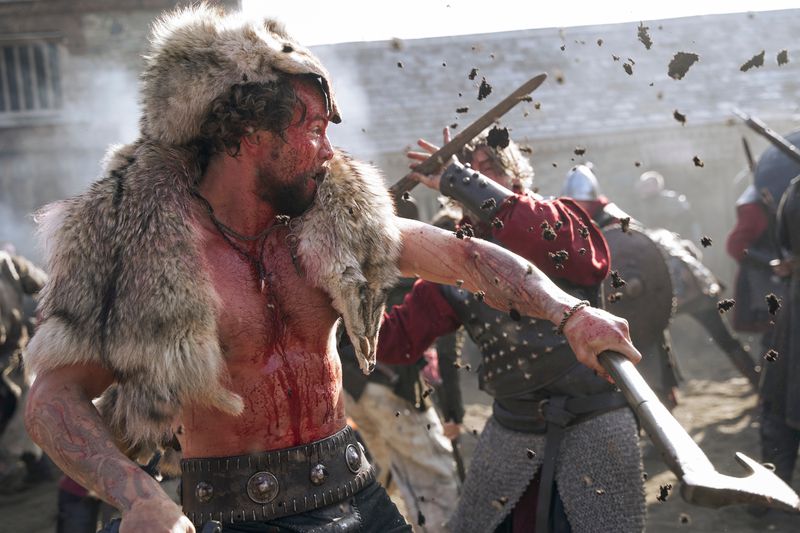 در تیزر جدیدی که نتفلیکس از فصل اول سریال Vikings: Valhalla منتشر کرده، مردان شمال اروپا به انگلستان حمله می کنند.