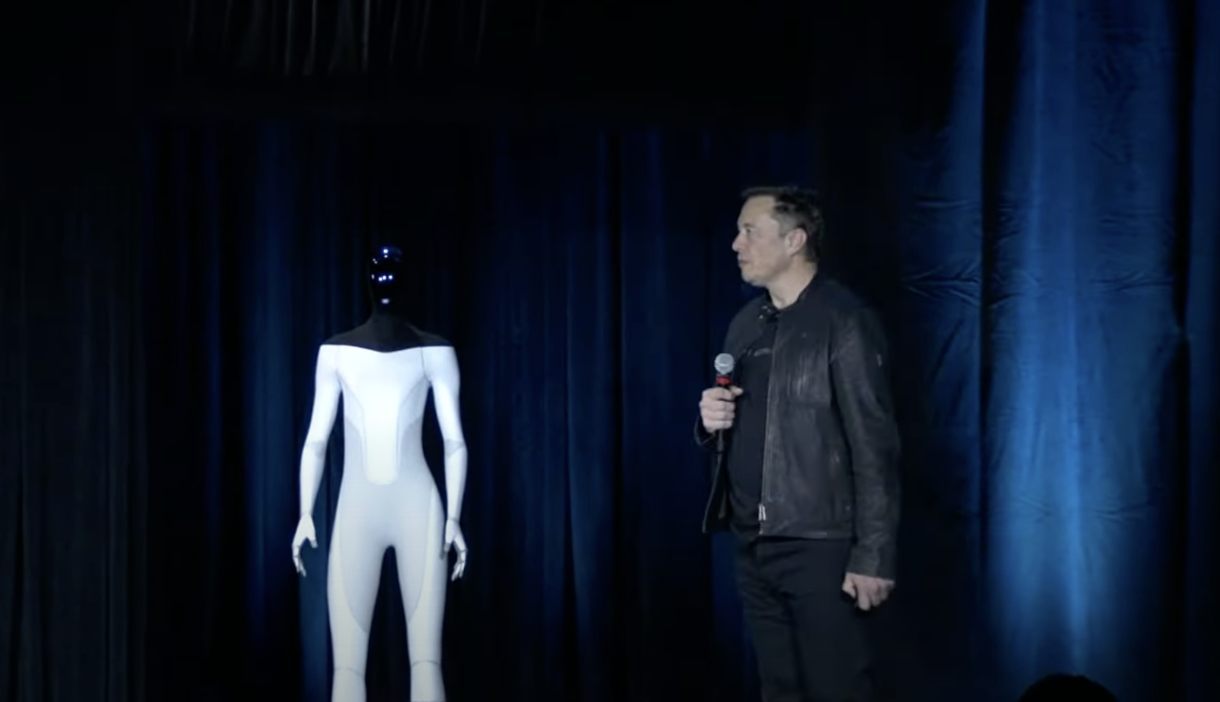 ایلان ماسک مدعی شده که ربات های انسان نمای او با نام تسلا بات می توانند شخصیت های منحصربفردی داشته و حتی با انسان ها دوست شوند.