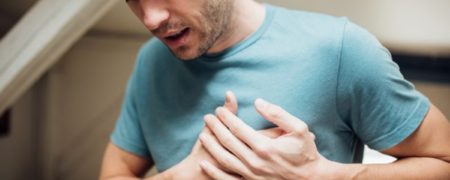 ۳ نشانه که به شما می‌گویند درد سینه‌تان به خاطر حمله قلبی نیست