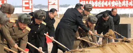 کلنگ زنی گلخانه ای بزرگ توسط رهبر کره شمالی در میان جمعیت انبوه + ویدیو