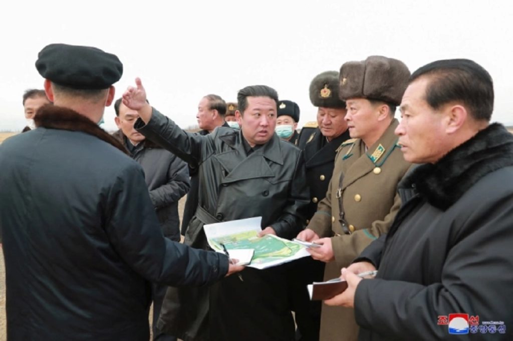 تصاویر نگران کننده از راه رفتن کیم جونگ اون رهبر کره شمالی + ویدیو