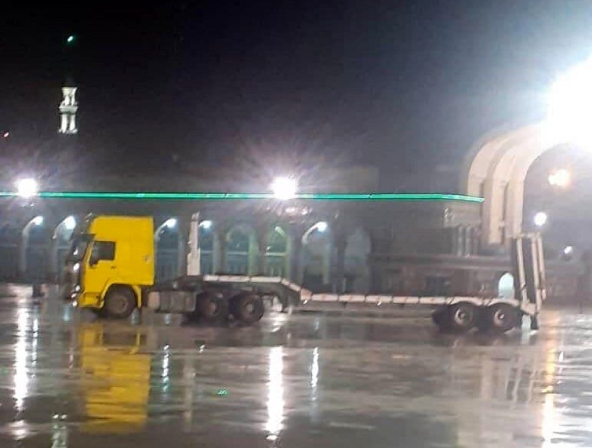 حمله یک راننده تریلی به مسجد جمکران