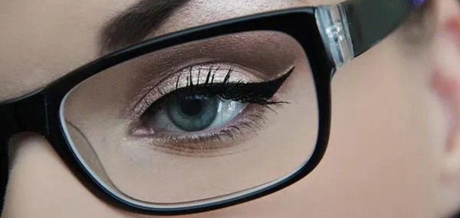 هشت اصل مهم آرایش چشم برای افراد عینکی