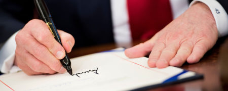 چرا روسای جمهور آمریکا از چندین خودکار برای امضای فرمان‌های اجرایی استفاده می‌کنند؟