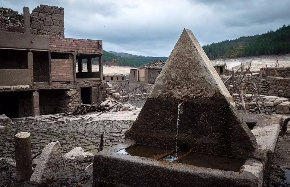 هجوم گردشگران به روستایی متروکه در اسپانیا که به دلیل خشکسالی ظاهر شده است + ویدیو