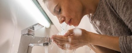 اگر صورت خود را فقط با آب بشوییم چه اتفاقی می افتد؟