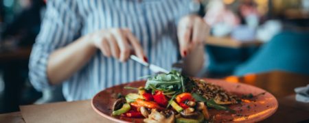 اگر فقط یک وعده غذا در روز بخوریم چه اتفاقی رخ می دهد؟