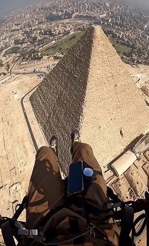 چتربازی بر فراز اهرام ثلاثه مصر + ویدیو