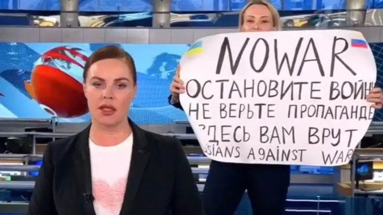 حرکت اعتراضی سردبیر تلویزیون روسیه+ویدیو