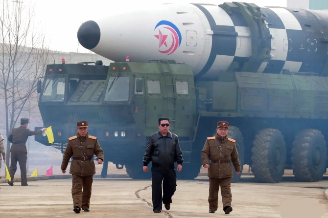 رونمایی رهبر کره شمالی از موشک بالستیک غول آسا به سبک فیلم «تاپ گان» + ویدیو