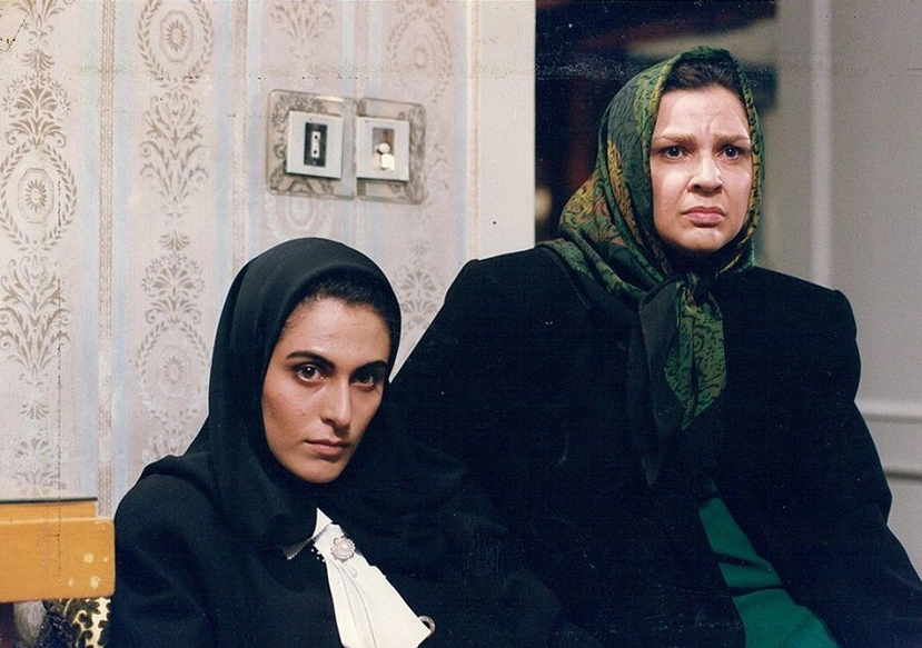 افسر اسدی در روسری آبی
