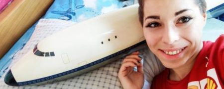زن مجارستانی که می گوید هواپیمای عروسکی اش بهترین شریک زندگی اش است