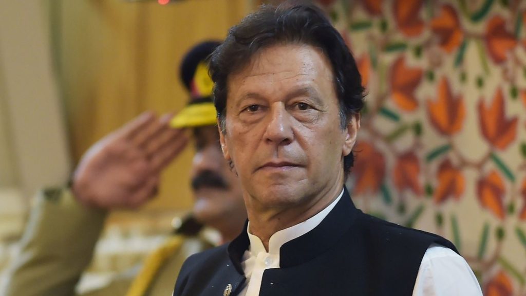 چرا عمران خان از مقام نخست وزیری پاکستان برکنار شد؟