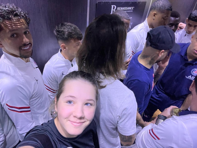 سلفی دختر ۱۷ ساله با ستاره های فوتبال جهان در آسانسور