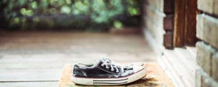 استدلال دانشمندان در مورد اینکه چرا باید کفش‌های خود را بیرون از خانه در بیاورید؟