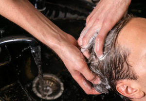 چند بار در هفته موهایمان را با شامپو بشوییم؟