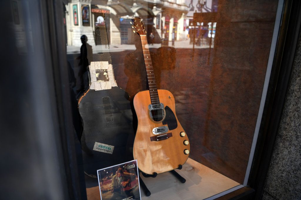 گیتار کرت کوبین در رتبه نخست گران ترین یادگاری های تاریخ موسیقی راک