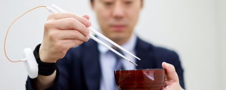 با این چاپستیک الکتریکی بدون آنکه غذایتان بی‌ مزه شود، مصرف نمک را کاهش می‌دهید