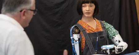 آیدا؛ نخستین ربات انسان نما که مثل یک هنرمند نقاشی می‌کشد