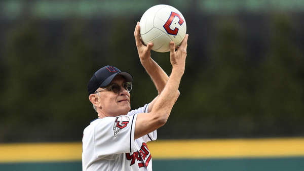 حضور تام هنکس در افتتاحیه بازی بیسبال به همراه توپ ویلسون فیلم «دورافتاده»