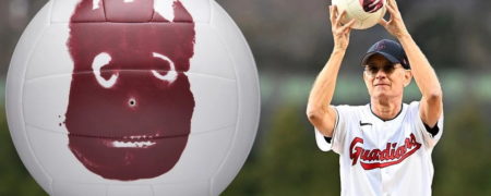 تام هنکس به همراه ویلسونِ فیلم «دور افتاده» در بازی بیسبال حاضر شد + ویدیو