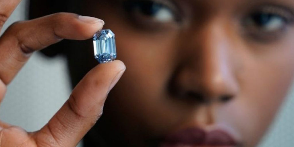 بزرگ ترین الماس آبی رنگ جهان به قیمت ۳۹ میلیون پوند به فروش رسید