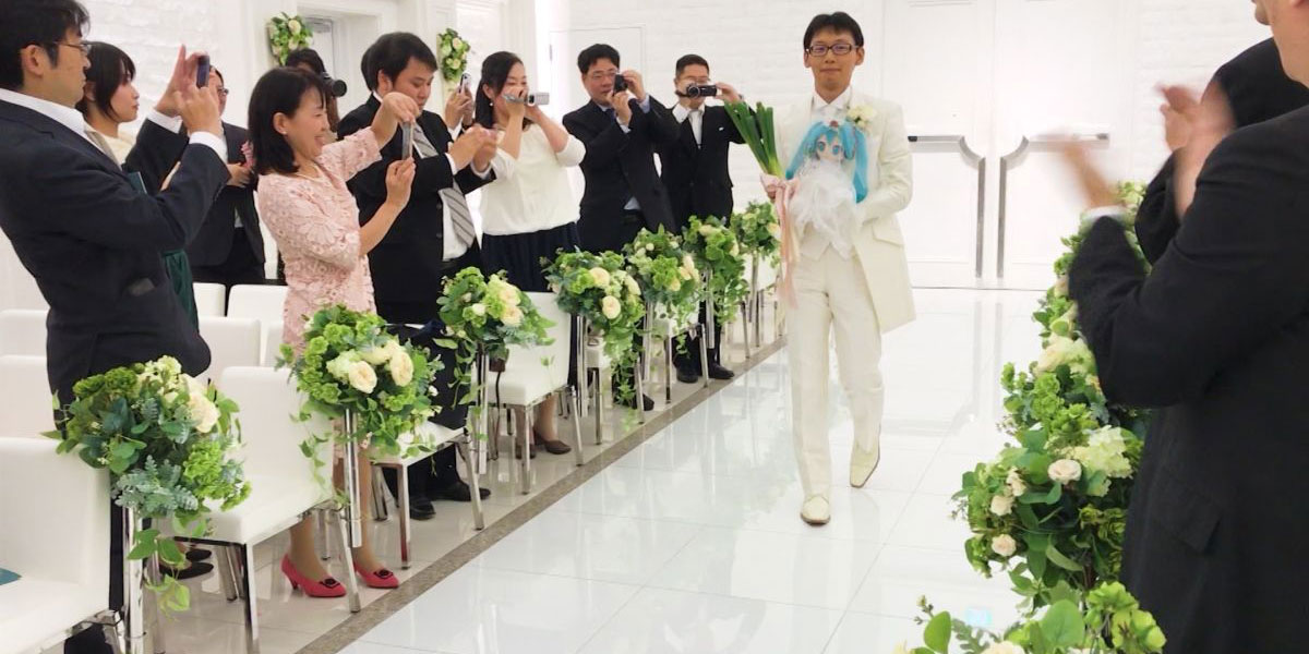 مشکلات مرد ژاپنی که با یک هولوگرام ازدواج کرده است