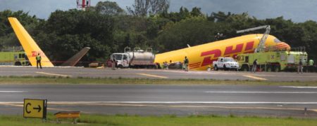 دو نیم شدن هواپیمای بوئینگ کاستاریکا در هنگام فرود + فیلم