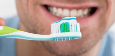 چرا نباید بعد از غذا دندان هایمان را مسواک بزنیم؟
