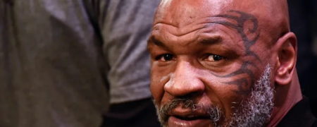 مایک تایسون به صورت یک مسافر در هواپیما مشت می زند + ویدیو