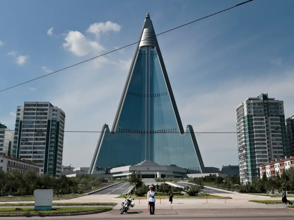 زندگی فقیرترین مردم کره شمالی در پنت‌هاوس‌ برج‌های بلند و آسمان‌خراش‌ها!