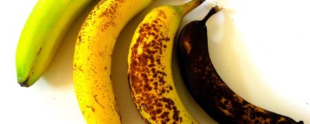 بهترین و سالم‌ ترین حالت و رنگ موز برای خوردن کدام است؟ سبز نارس، زرد یا قهوه‌ای رسیده؟