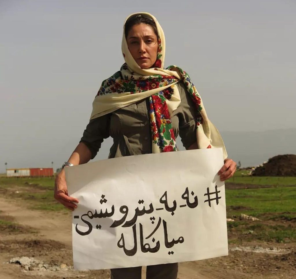 اعتراض هدیه تهرانی به احداث پتروشیمی میانکاله‌ + ویدیو طناب کشی او در روز طبیعت