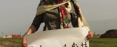 اعتراض هدیه تهرانی به احداث پتروشیمی میانکاله‌ + ویدیو طناب کشی او در روز طبیعت