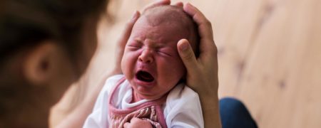 چگونه زبان بدن کودک را بخوانیم و بفهمیم چه مشکلی دارد؟ گرسنه است یا بیمار؟