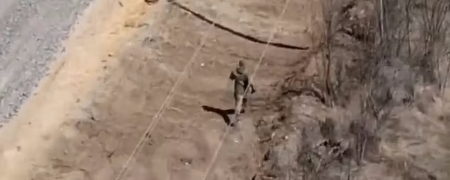 سرباز روسی با فرار از پهپاد، نیروهای اوکراینی را به سمت واحد خودی هدایت می کند + ویدیو