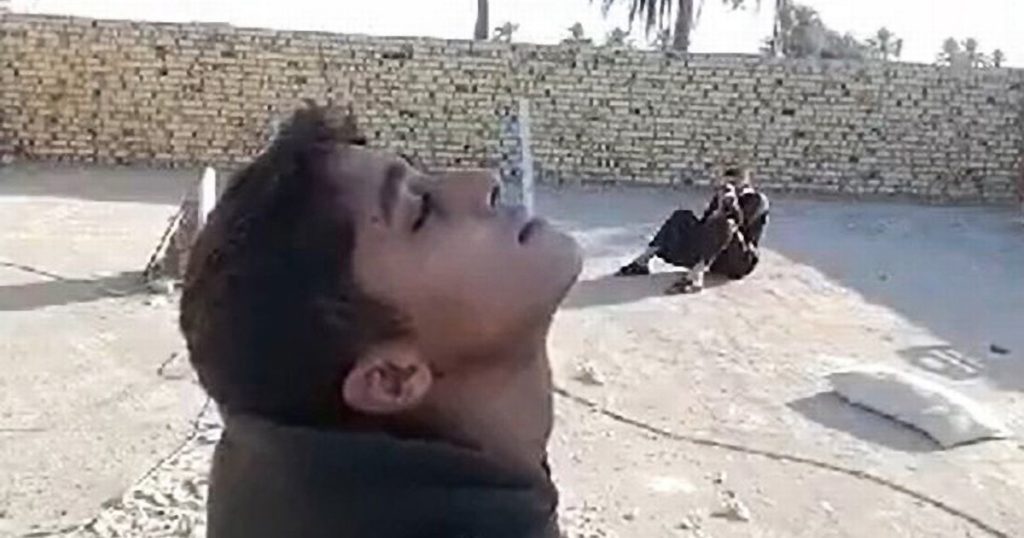 نشان دادن مهارت تیراندازی توسط پدر عراقی با به خطر انداختن جان پسر نوجوانش + ویدیو