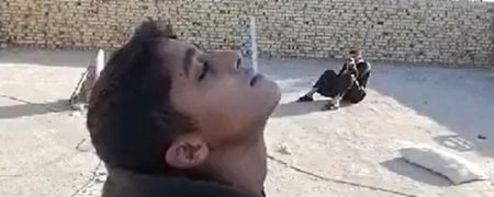 نشان دادن مهارت تیراندازی توسط پدر عراقی با به خطر انداختن جان پسر نوجوانش + ویدیو