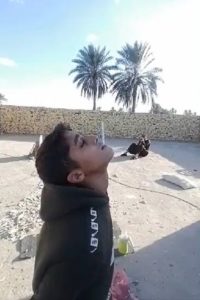 یک پدر دیوانه عراقی به خاطر ویدیو تکان دهنده ای از شلیکش به سیگاری که در دهان پسر نوجوانش قرار دارد، مورد انتقاد کاربران شبکه های مجازی قرار گرفته است.