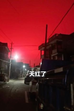 چرا آسمان چین رنگ خون به خود گرفت؟ + ویدیو