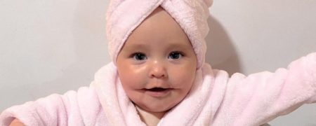 دختر بچه ای که به خاطر یک بیماری نادر لبخند دائمی به صورت دارد