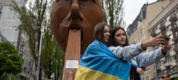 مجسمه پوتین با اسلحه ای در دهان، با عنوان «به خودت شلیک کن» در کیف ساخته شد