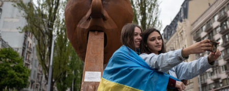 «به خودت شلیک کن»؛ نصب مجسمه ولادیمیر پوتین در کیف با اسلحه ای در دهان