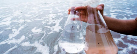 دستگاه قابل حملی که آب دریا را به آب آشامیدنی تبدیل می کند