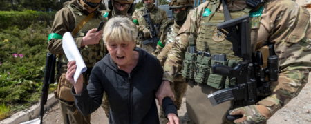 لحظه دراماتیک دستگیری پیرزن اوکراینی به جرم جاسوسی برای نیروهای روسی + ویدیو