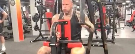 تمرین ترسناک مارتین فورد با یک دست و از جا کندن دستگاه بدنسازی + ویدیو