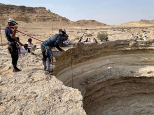 ورود اولین انسان ها در تاریخ به چاه جهنم در یمن