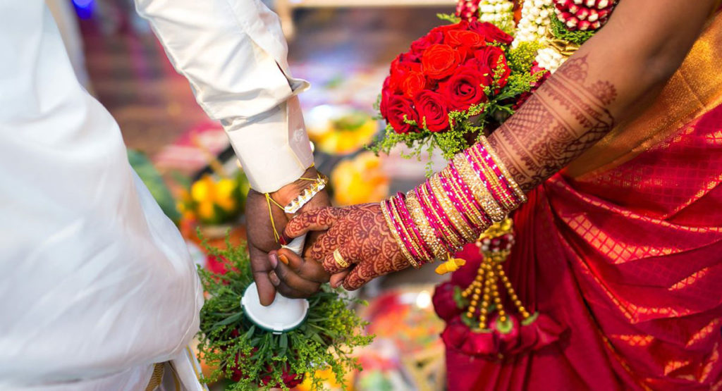 با رفتن برق در جشن عروسی، دو خواهر هندی با داماد اشتباهی ازدواج کردند