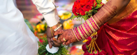 با رفتن برق در جشن عروسی، دو خواهر هندی با داماد اشتباهی ازدواج کردند